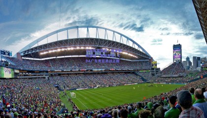 今日体育盛宴，国足新帅邵佳一直面专访，CBA广东男篮激战正酣