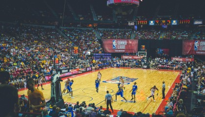 桑托斯俱乐部深情悼念贝肯鲍尔，致敬德国足球传奇，全球足坛同悲